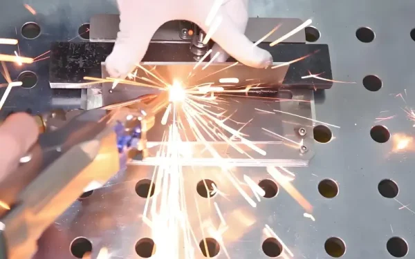 Air-cooled-handheld-laser-welding-machine-4-600x375